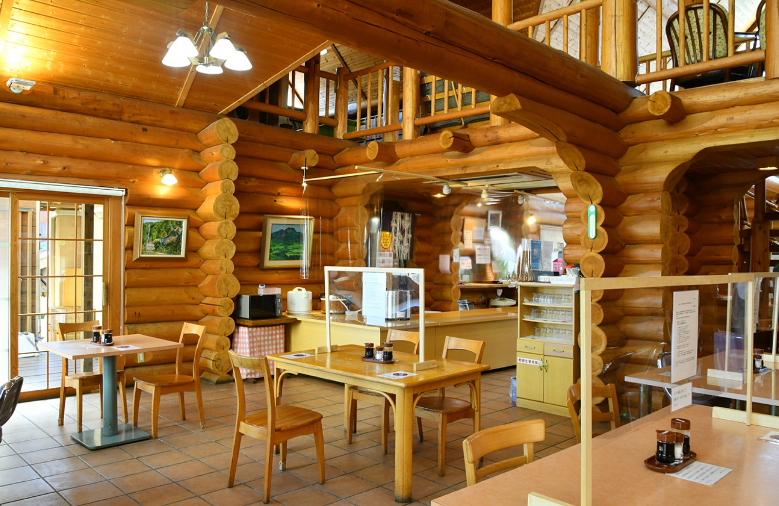 食堂棟はロッヂ風の暖かな雰囲気で食事を楽しめます。